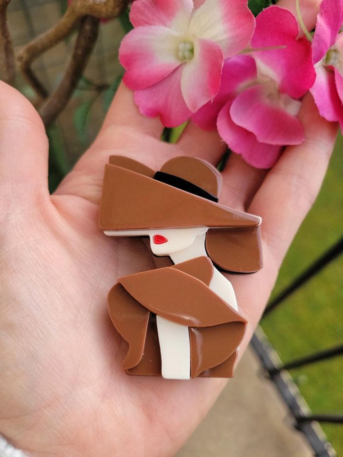 Broche dame au grand chapeau marron - photo numéro 2