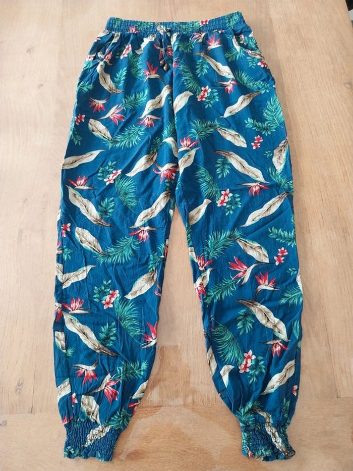 Pantalon léger bleu motif feuilles tropicales TU