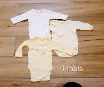 Lot bodys 1 mois