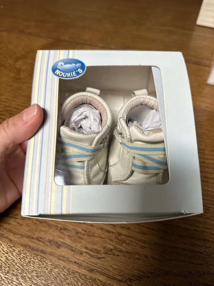 Petits chaussons en cuir à scratch Noukie’s