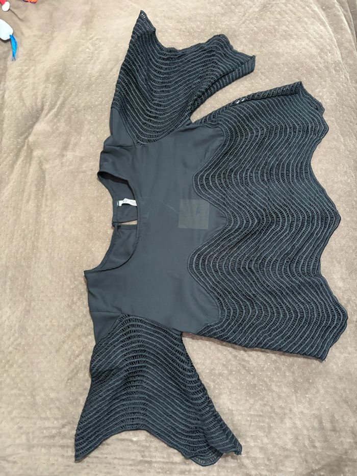 Magnifique blouse noire loose bi-matière bas et manches en crochet - photo numéro 4