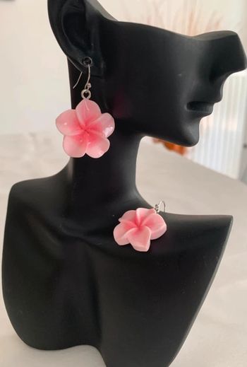 Boucles d’oreilles pendantes fleur hibiscus rose clair