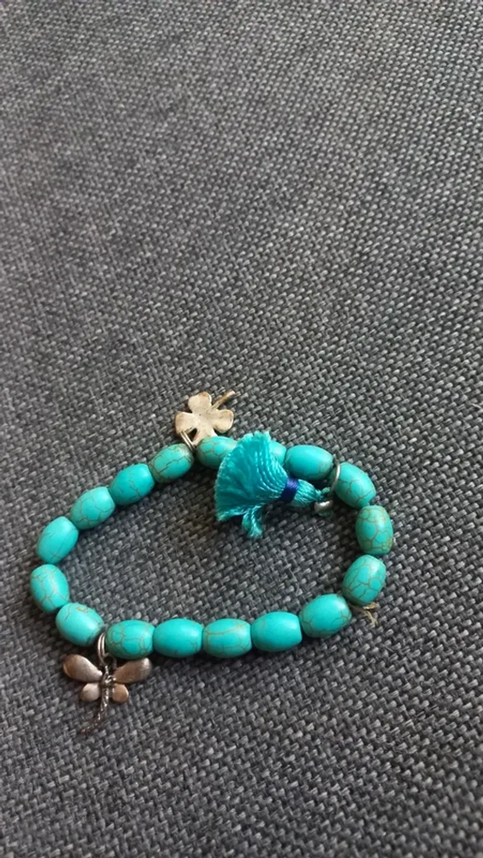 Bracelet fantaisie femme . Bleu turquoise libellule et trèfle