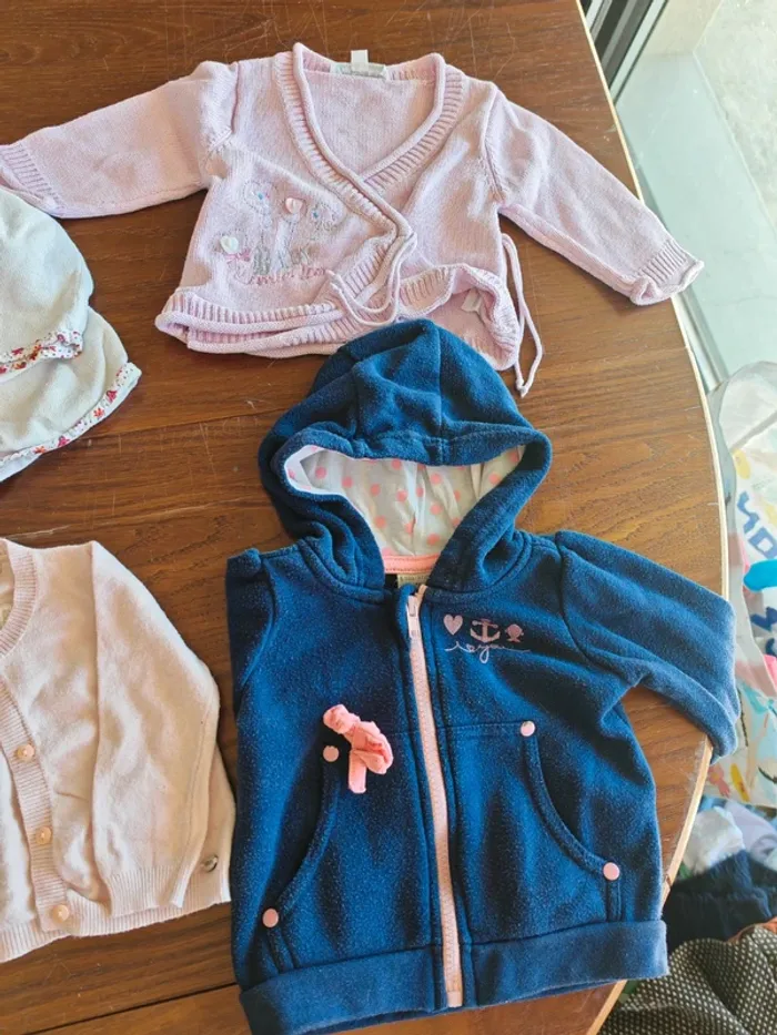Lot n°6 : pul, gilet bébé 6 mois - photo numéro 2