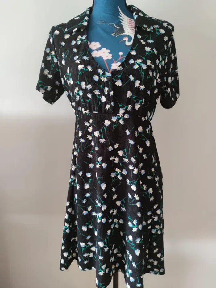 Petite robe noire fleurs bleu été