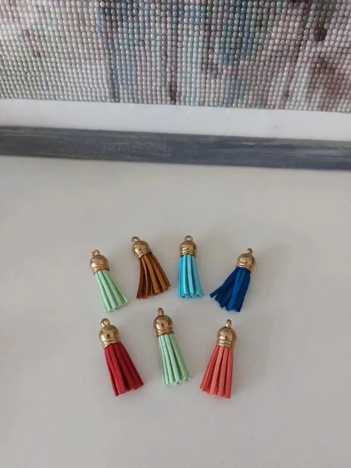 Lot de 7 pompons multicolores