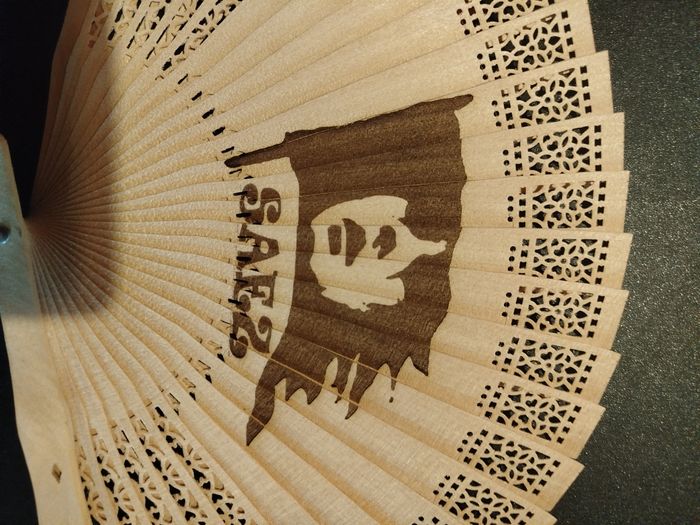 Éventail en bambou grave motif saez neuf - photo numéro 3