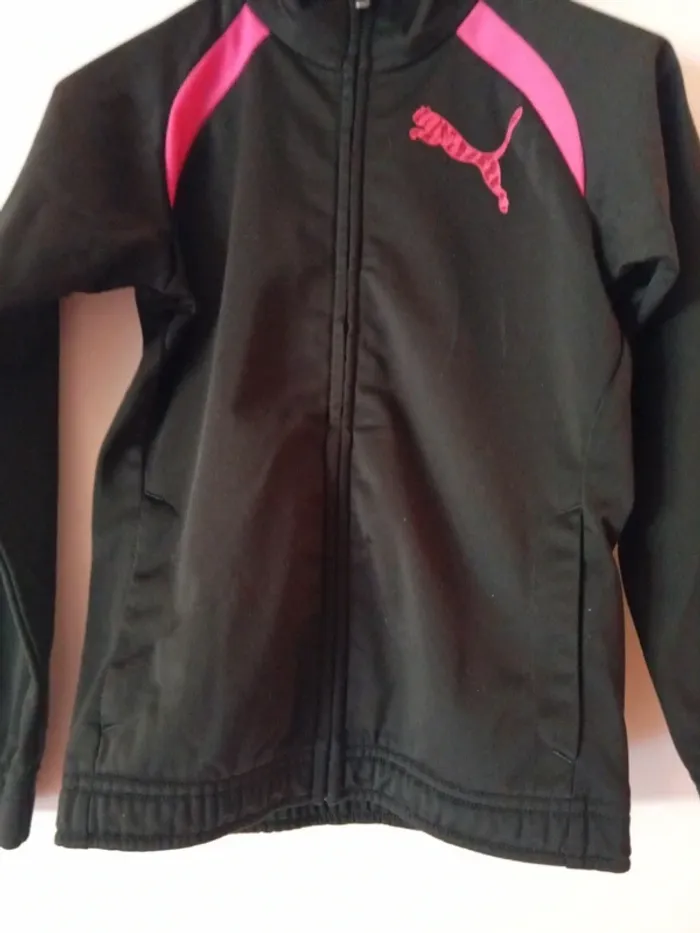 Joli haut de jogging.  Puma. 6 ans - photo numéro 3
