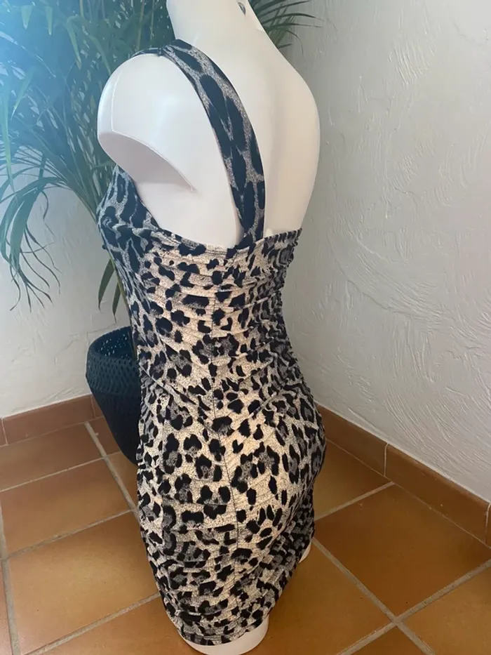 Robe léopard très moulante et très sexy - photo numéro 3