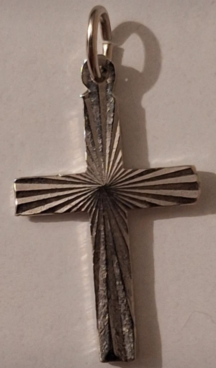 Pendentif croix en métal argenté - photo numéro 1