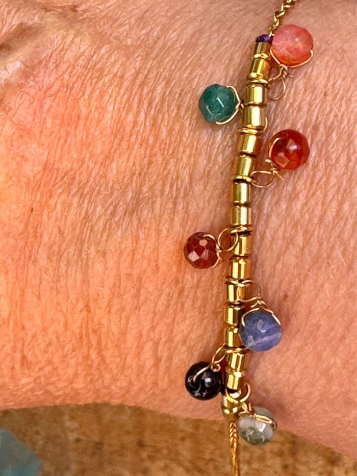 Bracelet chaîne réglable perles dorées et couleurs en breloques - photo numéro 4