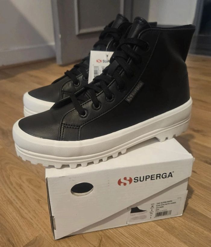 Bottines Superga en cuir noires neuves jamais portées dans leur boîte d'origine taille 38