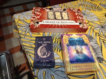 Lot 2 oracles 1 tarot