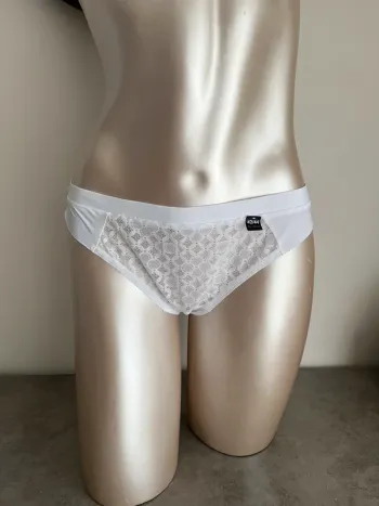 Tanga rougegorge blanc