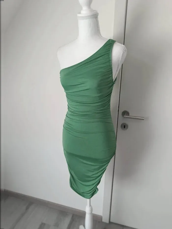 💚 Robe asymétrique verte Stradivarius – Taille M - photo numéro 2