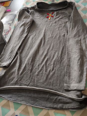 Tee-shirt gris délavé avec empiècement bijou Z
