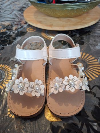 Sandalette fille neuf taille 27 beige prix 8 euro