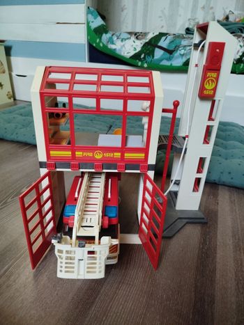 Caserne pompier+ camion+ poste de secours playmobil 