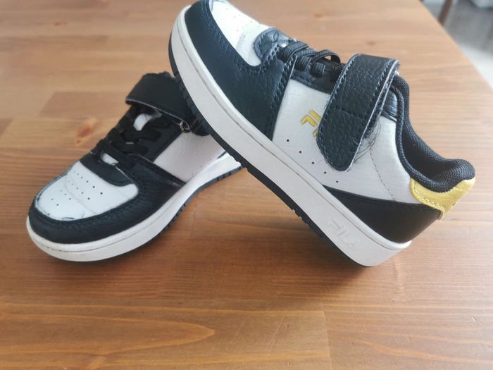 Chaussures basket tennis scratch FILA taille 25 noir blanc jaune