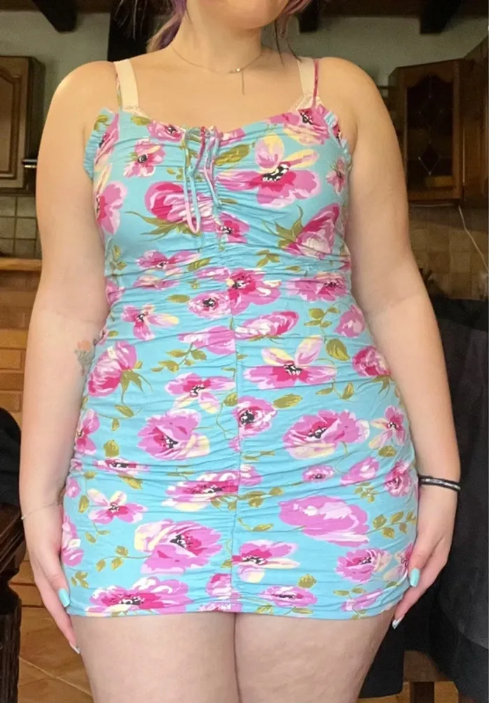 Robe courte bleu fleurie