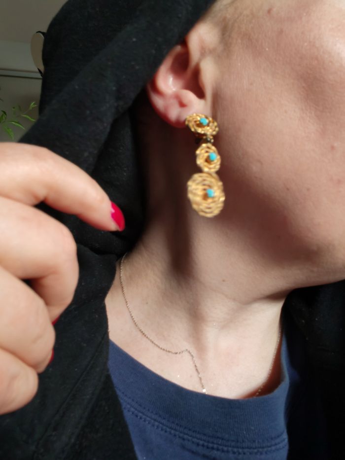 Clips d'oreilles pendants en spirale dorée avec le centre turquoise - photo numéro 3