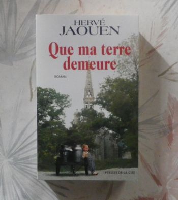 Que ma terre demeure de Hervé Jaouen Ed. Presses de la Cité