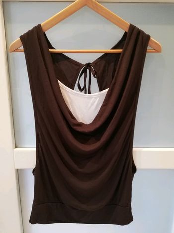 Haut marron avec top blanc intégré