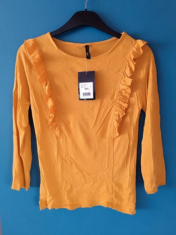 Haut à volants moutarde