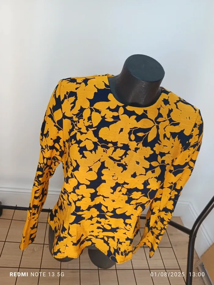 Magnifique haut noir et jaune h&M taille 44 - photo numéro 2