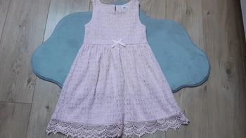 Robe rose clair doublée en dentelle 6/8 ans neuve jamais portée