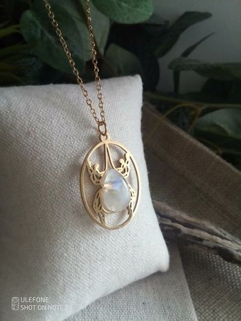 Collier pendentif scarabée et pierre de lune à reflets bleutés