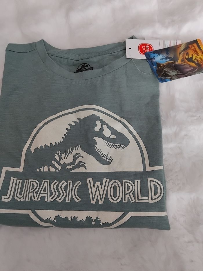 Tee-shirt jurassic world neuf avec étiquettes, 11 ans - photo numéro 3