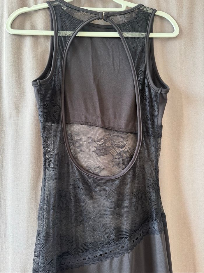 Robe noire longue dos nu avec dentelle – Élégante & sexy - photo numéro 4