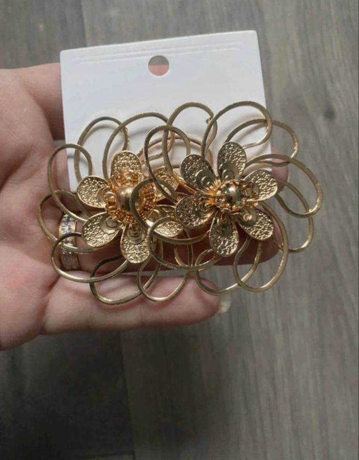 Boucles d’oreilles NEUVES avec étiquette femme forme fleurs couleur doré - photo numéro 3