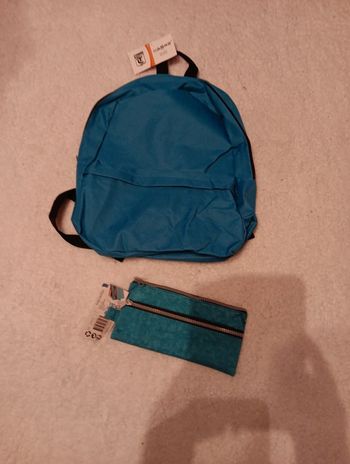 Sac à dos et trousse neuf