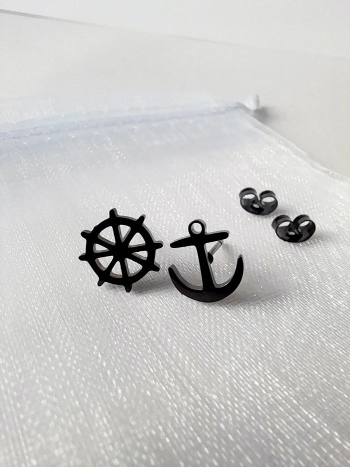 Puce d oreilles asymétriques marin