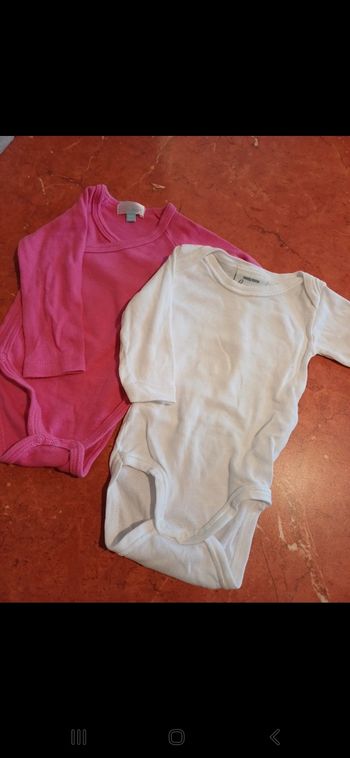 Lot.de 2 bodies bébé taille 3 mois