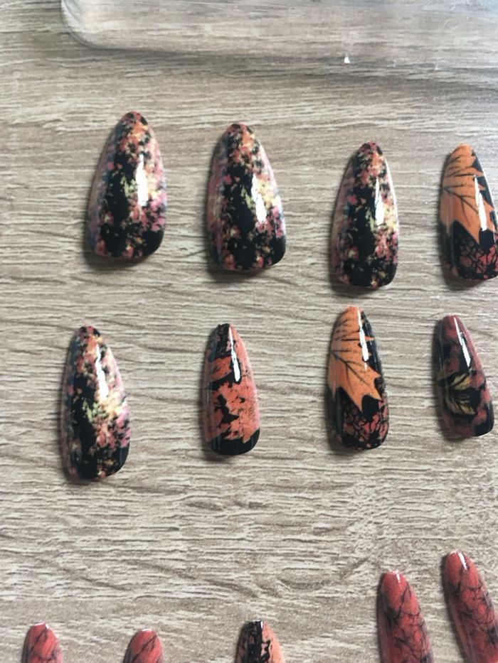 Faux-ongles / Press on nails x24 NEUFS motifs d’Automne forme amande