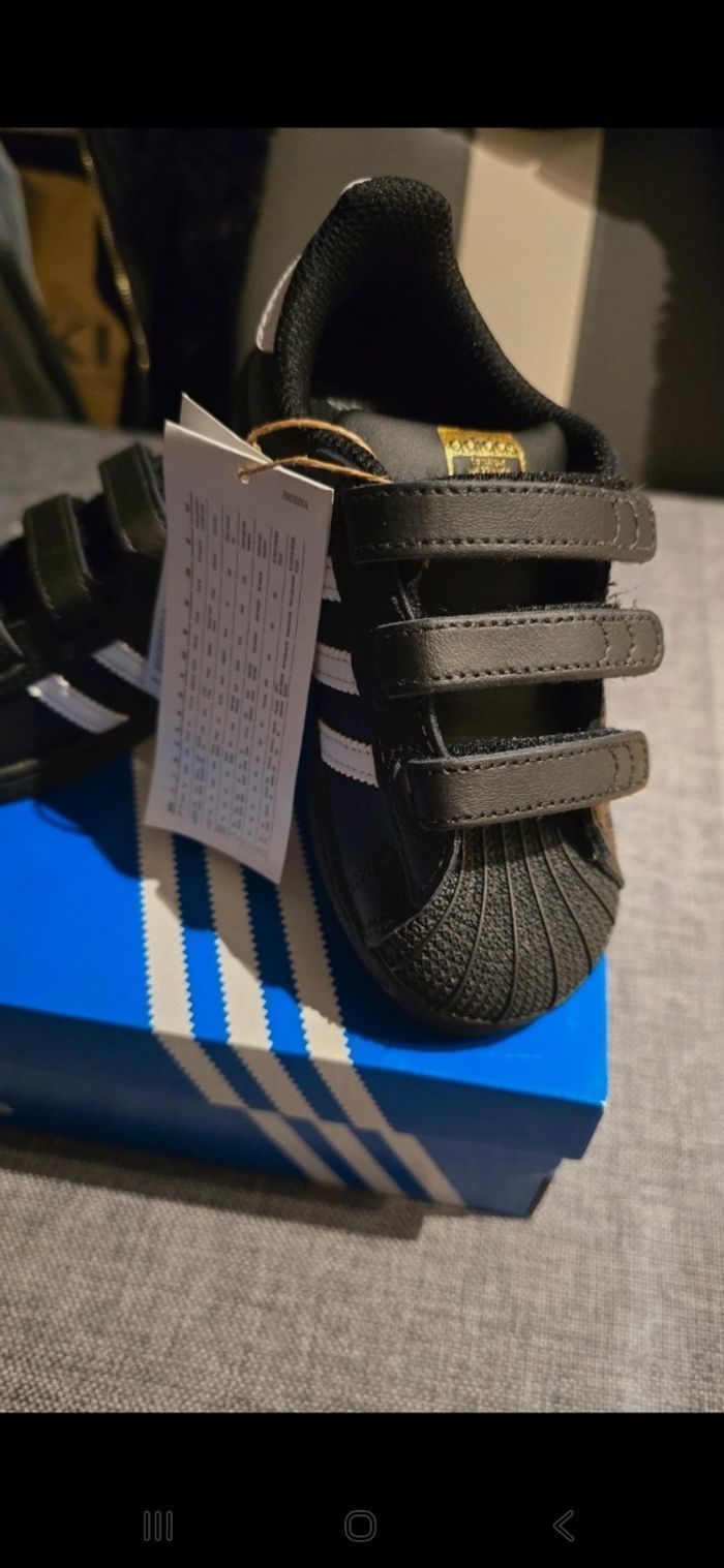 NEUVES non portées 🏷🤩🥰 superbes  baskets superstar adidas Pointure 26 unisex 🥰🤩😍 - photo numéro 9