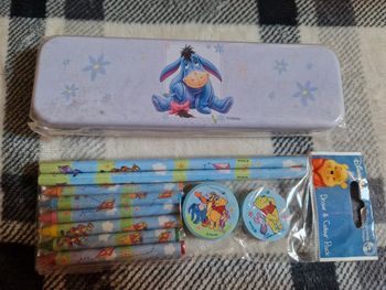 Boite a crayons métallique avec lot crayons Winnie l'ourson