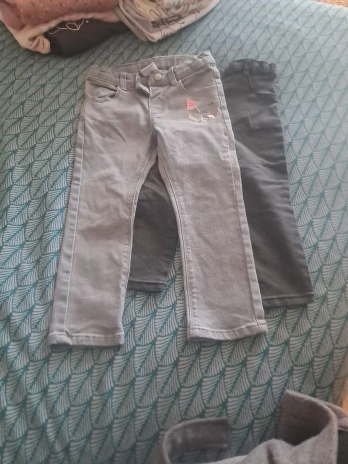 Lot de deux jeans taille 24 mois