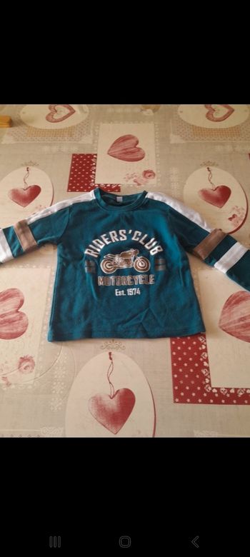 T-shirt manche longue avec des