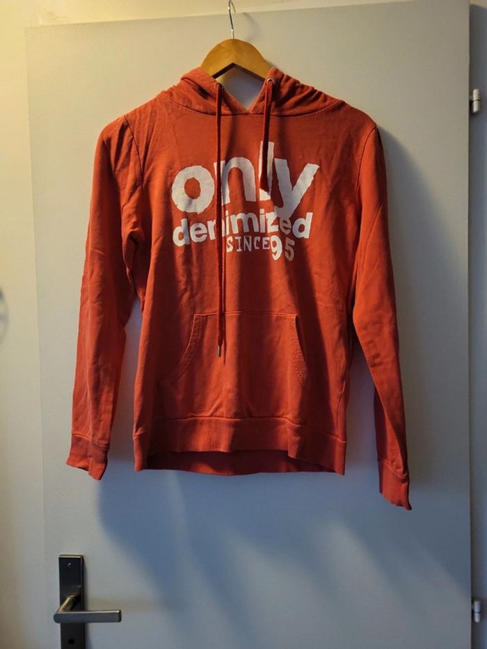 Pull rouge à capuche