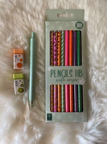 10x crayons à papier + 1x stylo + 2x gomme