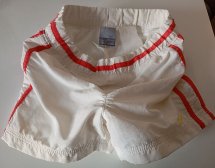 Short mixte . 8/10 ans . Nike . Blanc et rouge . Coton polyamide polyester. Très bon état - photo numéro 3