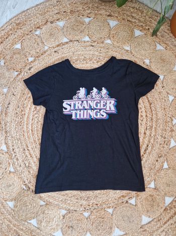 Tee shirt manches courtes noir Strangers things 🌎Taille XS🌎