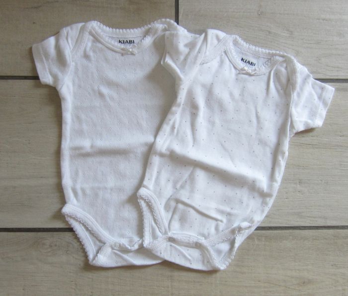 Lot de 2 bodies blancs neufs bébé fille