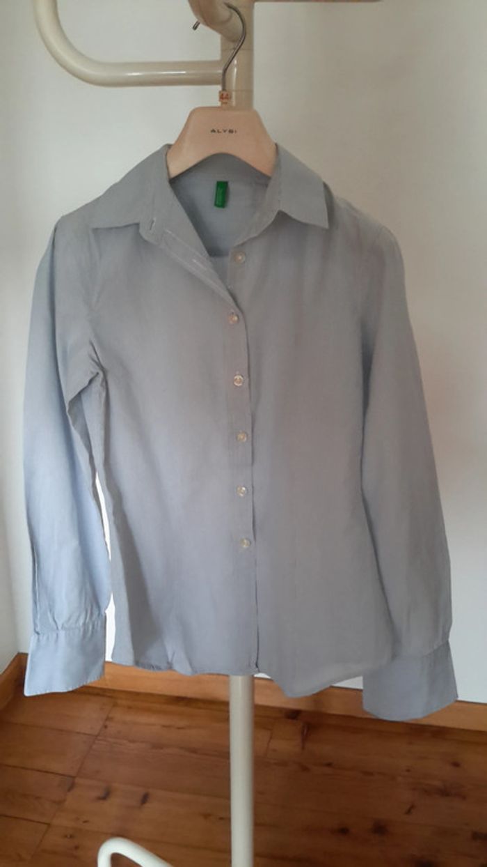 Chemisier à fines lignes bleues et blanches