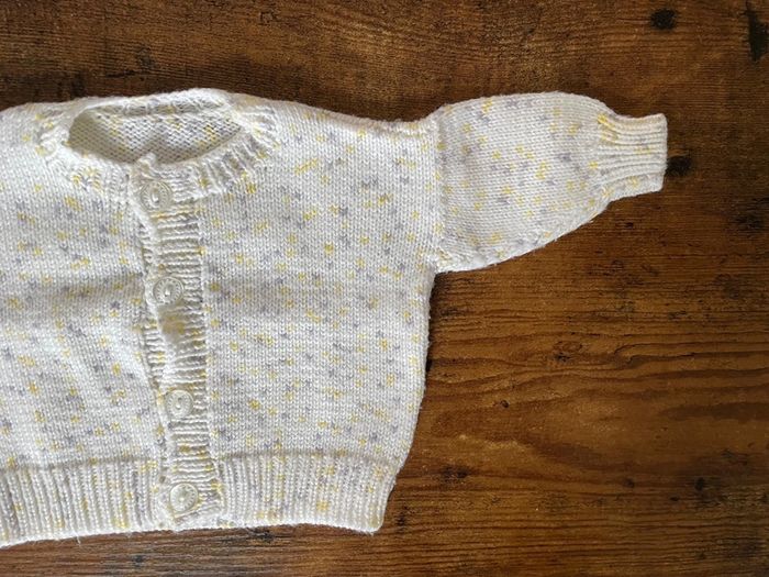 Gilet en laine blanche mouchetée jaune et mauve - photo numéro 2