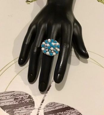 Jolie bague ajustable blanche et turquoise